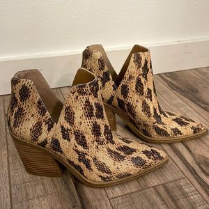 Vince Camuto Booties✨